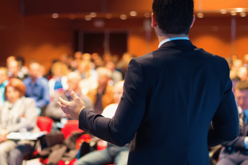 orateur captivant sur scène lors d'une présentation professionnelle