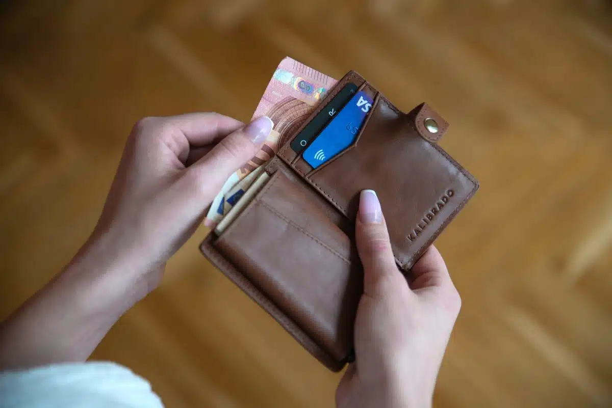 Un portefeuille avec des billets et carte bancaire